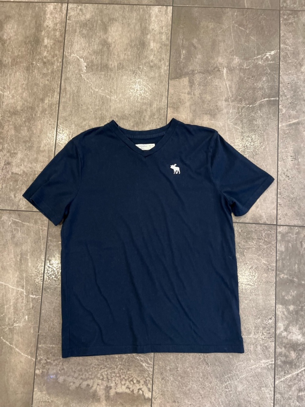 Abercrombie kids Navy V-Neck Tee with White Embroidered Moose Logo size 13/14